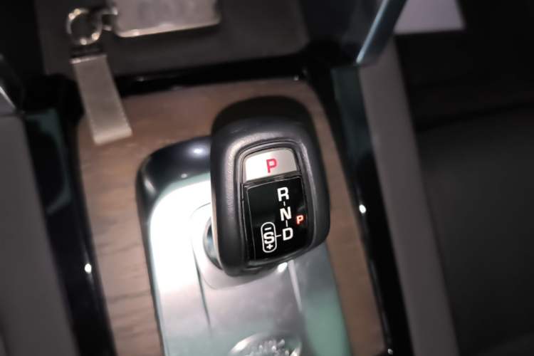 Used Land Rover Discovery Sport 2021 249 PS R-Dynamic S Performance Edition Gear Lever