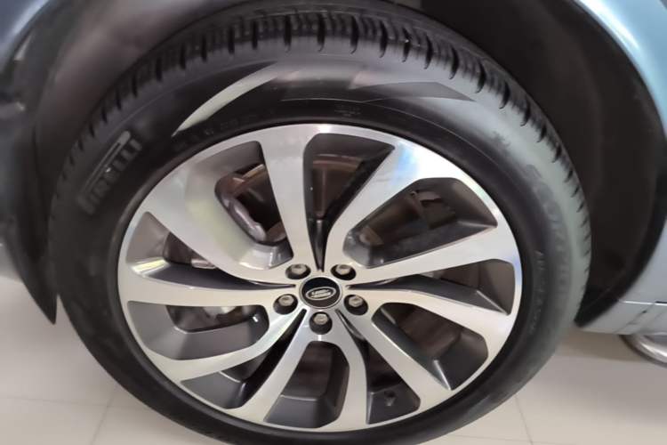 Used Land Rover Discovery Sport 2021 249 PS R-Dynamic S Performance Edition Left Front Wheel Hub