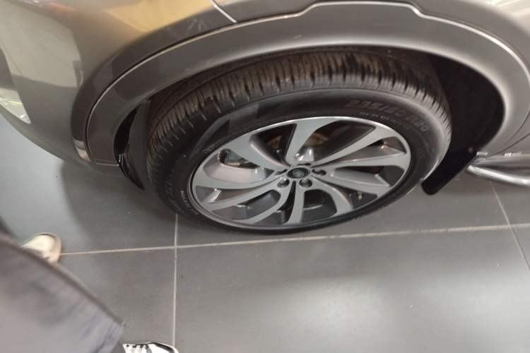 Used Land Rover Discovery Sport 2021 249 PS R-Dynamic S Performance Edition Left Front Wheel Hub