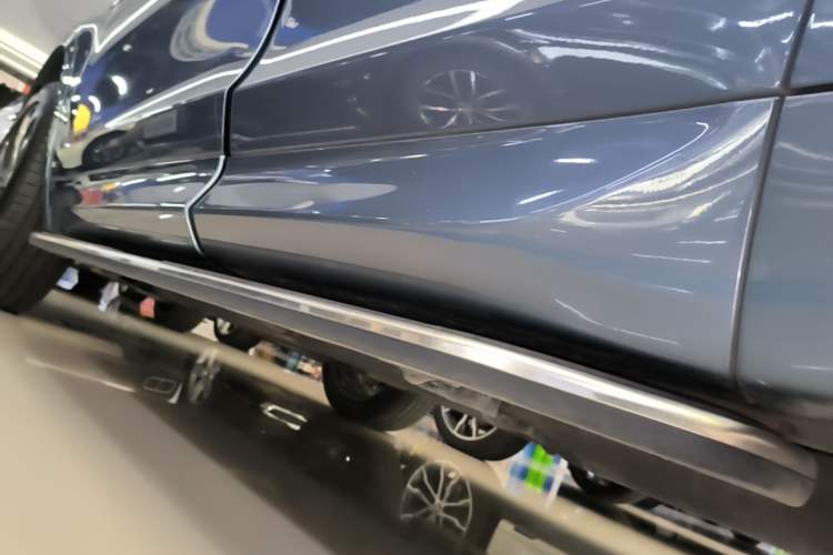 Used Land Rover Discovery Sport 2021 249 PS R-Dynamic S Performance Edition Left Side Sill