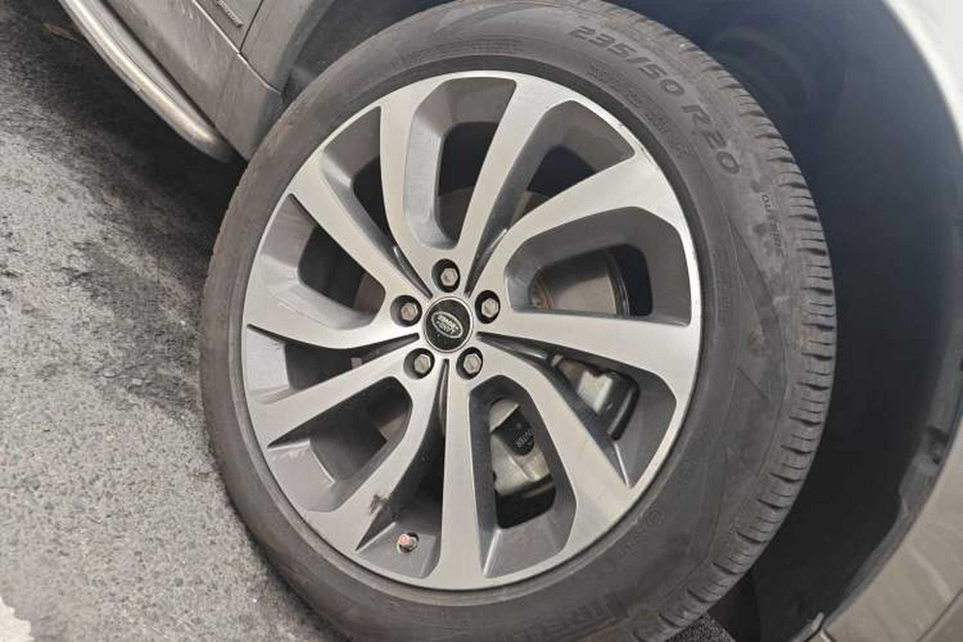 Used Land Rover Discovery Sport 2021 249 PS R-Dynamic S Performance Edition Right Front Wheel Hub