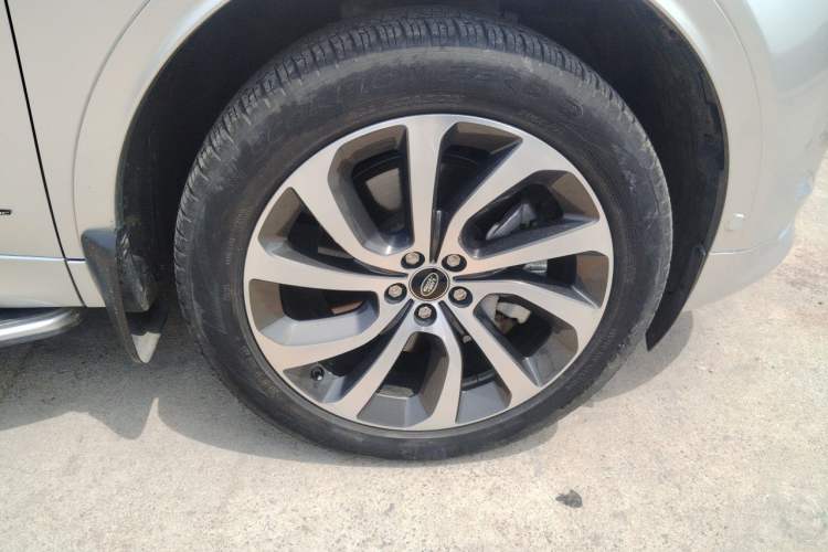 Used Land Rover Discovery Sport 2021 249 PS R-Dynamic SE Performance Tech Edition 5 Seats Right Front Wheel Hub