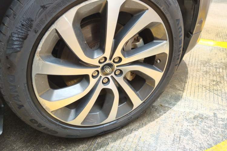 Used Land Rover Discovery Sport 2021 249 PS R-Dynamic SE Performance Tech Edition 5 Seats Right Front Wheel Hub