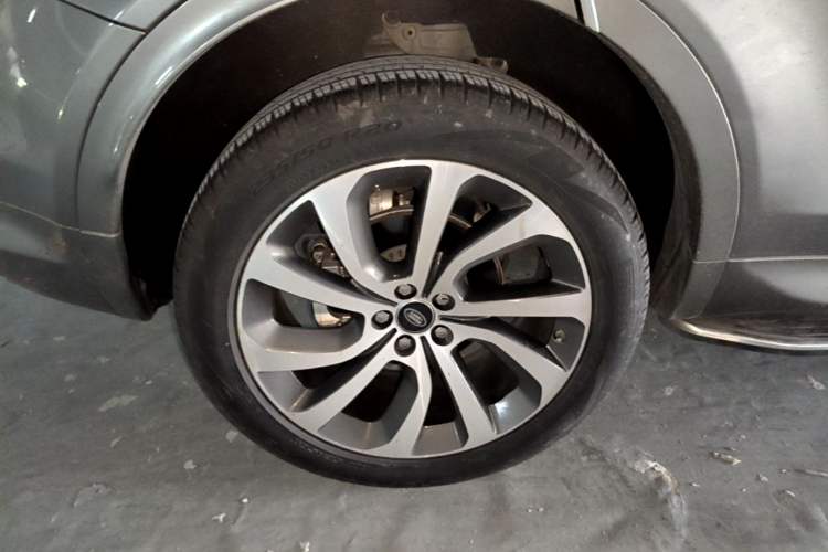 Used Land Rover Discovery Sport 2021 249 PS R-Dynamic S Performance Edition Right Rear Wheel Hub