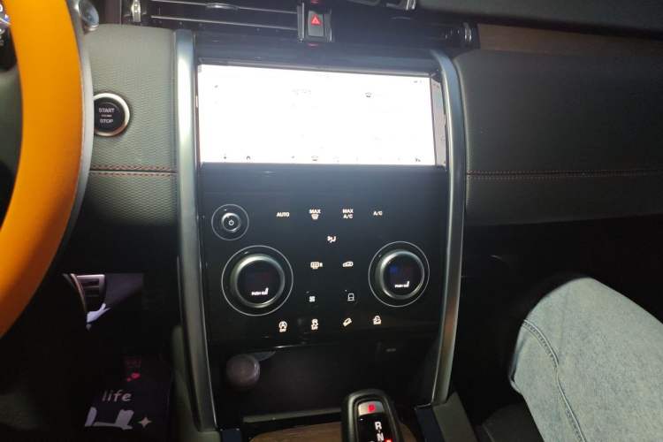 Used Land Rover Discovery Sport 2021 249 PS R-Dynamic S Performance Edition Audio And AC Panel