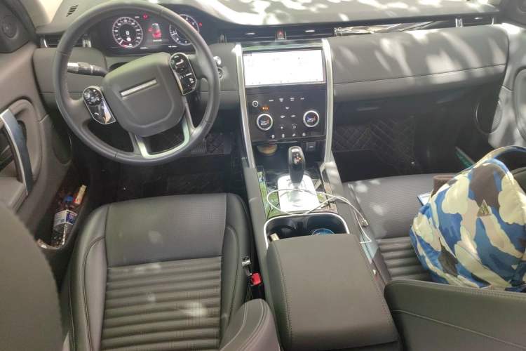 Used Land Rover Discovery Sport 2021 200 PS Family Edition Center Console