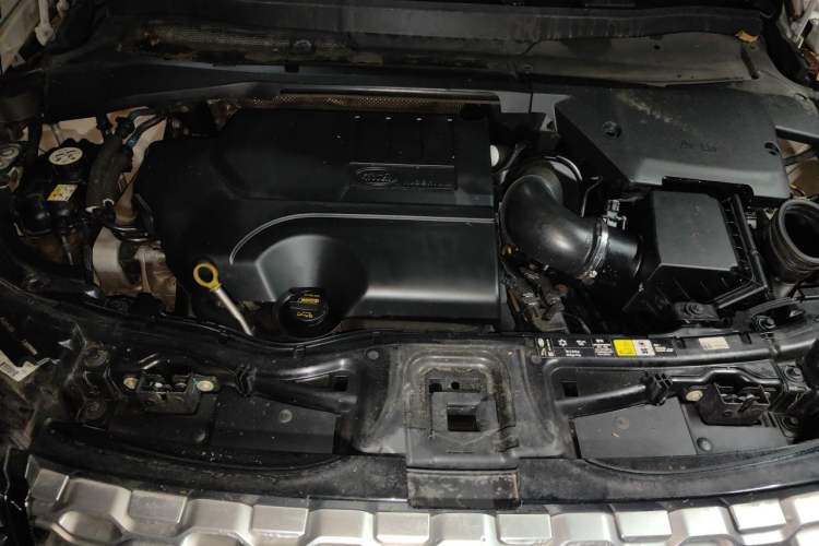 Used Land Rover Discovery Sport 2021 200 PS Family Edition Engine Bay