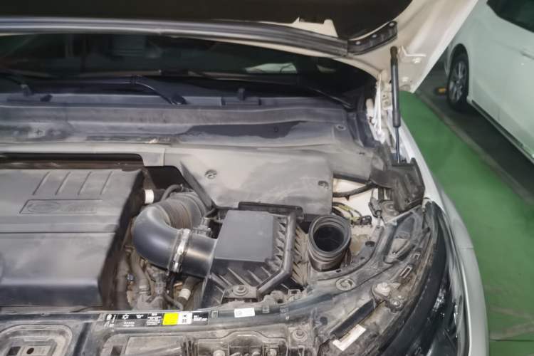 Used Land Rover Discovery Sport 2021 249 PS R-Dynamic S Performance Edition Engine Bay Left