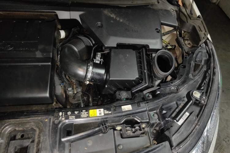 Used Land Rover Discovery Sport 2021 200 PS Family Edition Engine Bay Left