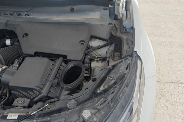 Used Land Rover Discovery Sport 2021 200 PS Family Edition Engine Bay Left