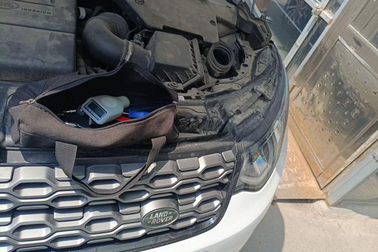 Used Land Rover Discovery Sport 2021 249 PS R-Dynamic S Performance Edition Engine Bay Left
