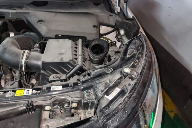 Used Land Rover Discovery Sport 2021 249 PS R-Dynamic S Performance Edition Engine Bay Left