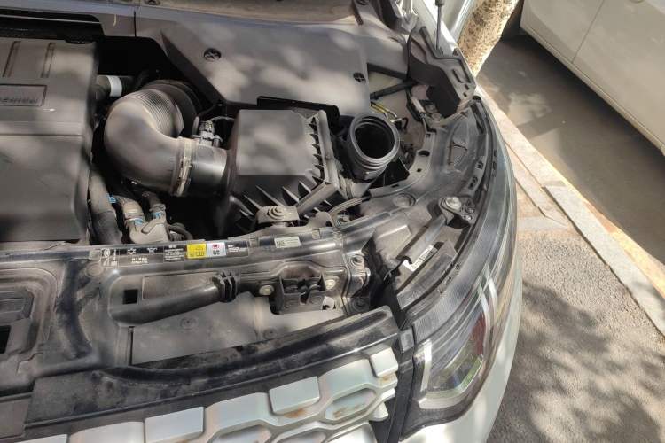 Used Land Rover Discovery Sport 2021 200 PS Family Edition Engine Bay Left