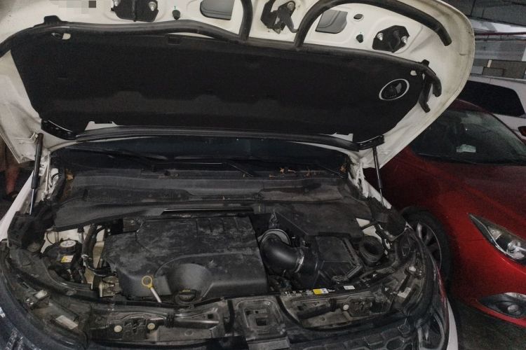 Used Land Rover Discovery Sport 2021 249 PS R-Dynamic S Performance Edition Engine Bay
