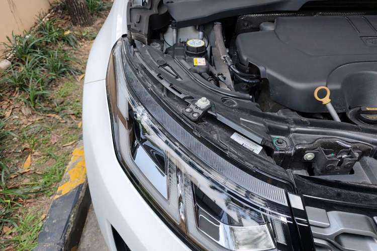 Used Land Rover Discovery Sport 2021 249 PS R-Dynamic S Performance Edition Engine Bay Right