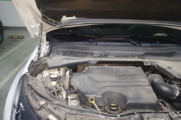 Used Land Rover Discovery Sport 2021 249 PS R-Dynamic S Performance Edition Engine Bay Right