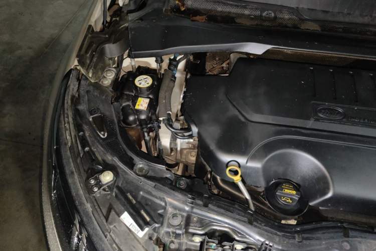 Used Land Rover Discovery Sport 2021 200 PS Family Edition Engine Bay Right