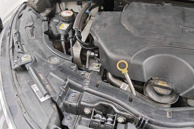 Used Land Rover Discovery Sport 2021 249 PS R-Dynamic S Performance Edition Engine Bay Right