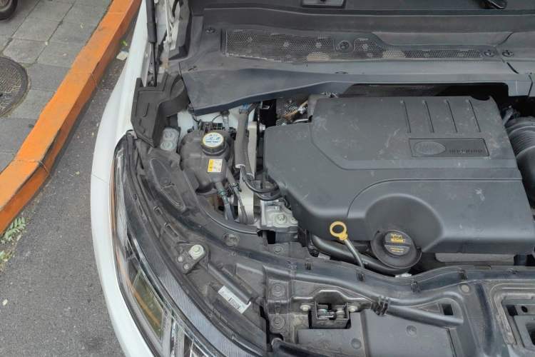 Used Land Rover Discovery Sport 2021 249 PS R-Dynamic S Performance Edition Engine Bay Right