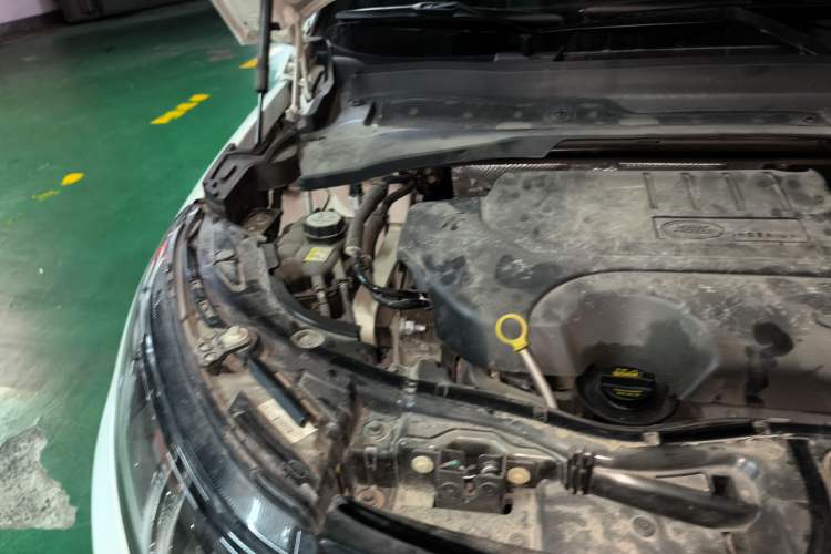 Used Land Rover Discovery Sport 2021 249 PS R-Dynamic S Performance Edition Engine Bay Right