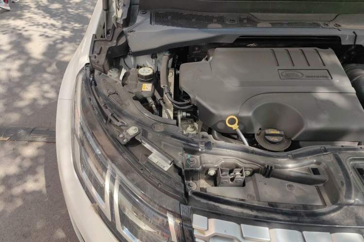 Used Land Rover Discovery Sport 2021 200 PS Family Edition Engine Bay Right