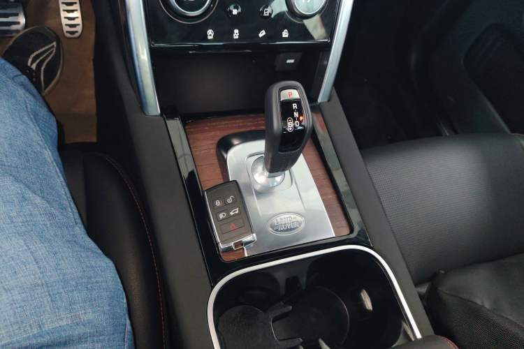 Used Land Rover Discovery Sport 2021 249 PS R-Dynamic SE Performance Tech Edition 5 Seats Gear Lever