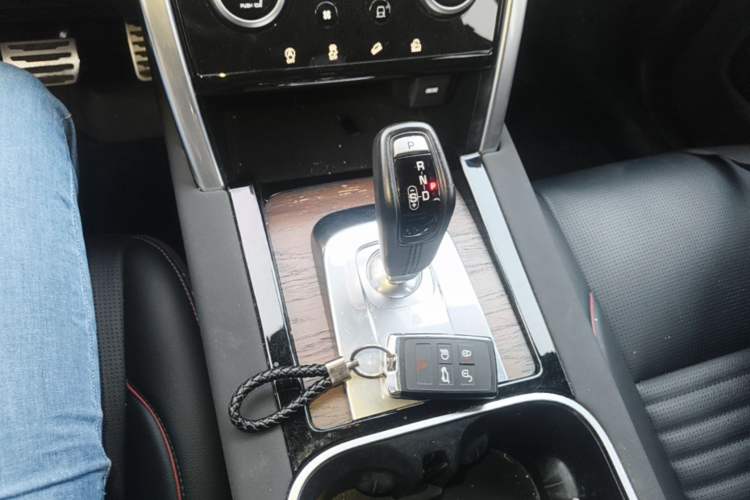 Used Land Rover Discovery Sport 2021 249 PS R-Dynamic S Performance Edition Gear Lever