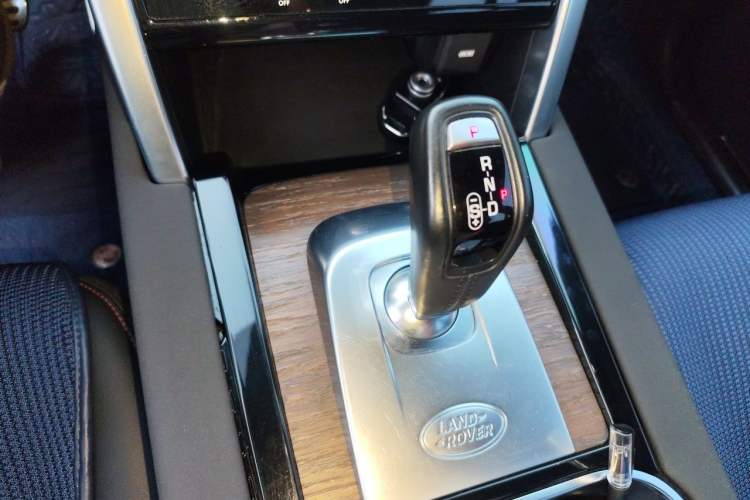 Used Land Rover Discovery Sport 2021 249 PS R-Dynamic SE Performance Tech Edition 5 Seats Gear Lever