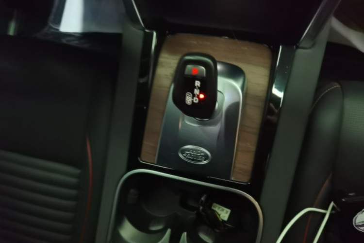 Used Land Rover Discovery Sport 2021 249 PS R-Dynamic S Performance Edition Gear Lever