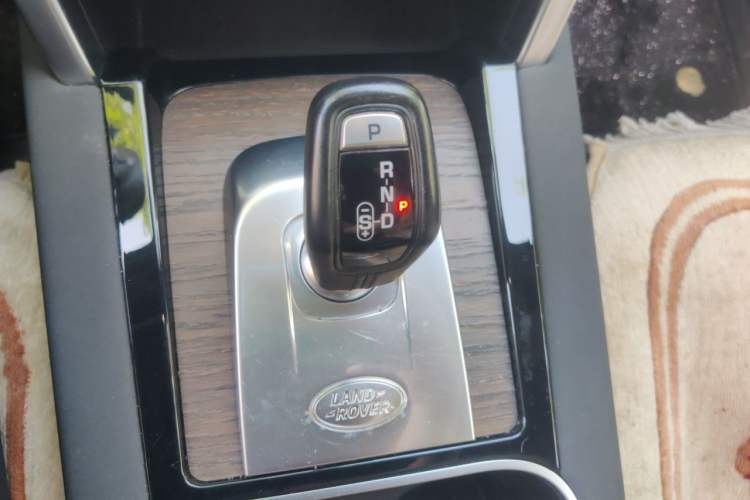 Used Land Rover Discovery Sport 2021 249 PS R-Dynamic S Performance Edition Gear Lever