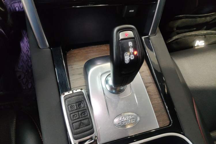 Used Land Rover Discovery Sport 2021 249 PS R-Dynamic S Performance Edition Gear Lever