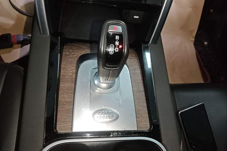 Used Land Rover Discovery Sport 2021 249 PS R-Dynamic S Performance Edition Gear Lever