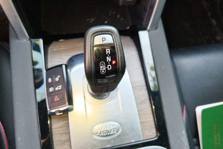 Used Land Rover Discovery Sport 2021 249 PS R-Dynamic S Performance Edition Gear Lever
