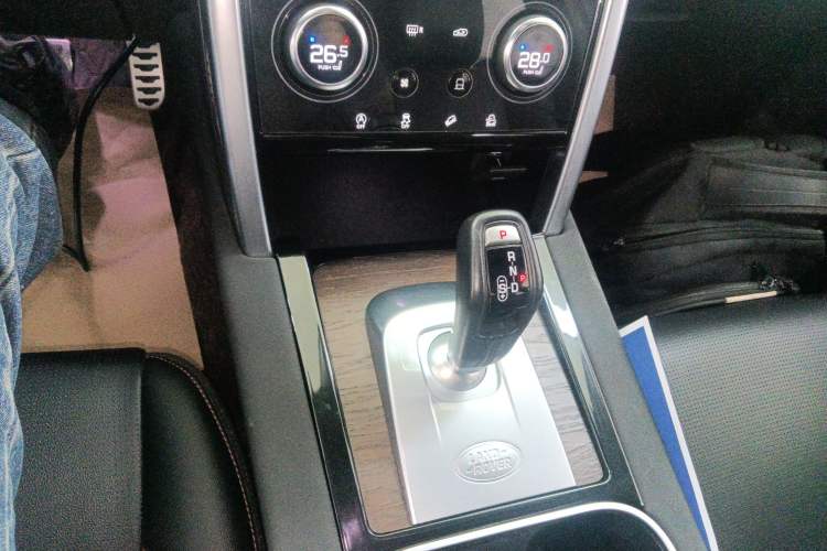 Used Land Rover Discovery Sport 2021 249 PS R-Dynamic SE Performance Tech Edition 5 Seats Gear Lever