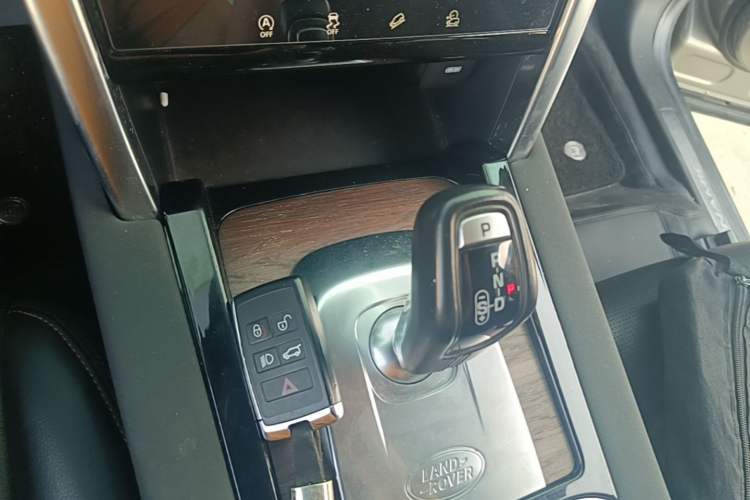 Used Land Rover Discovery Sport 2021 249 PS R-Dynamic S Performance Edition Gear Lever