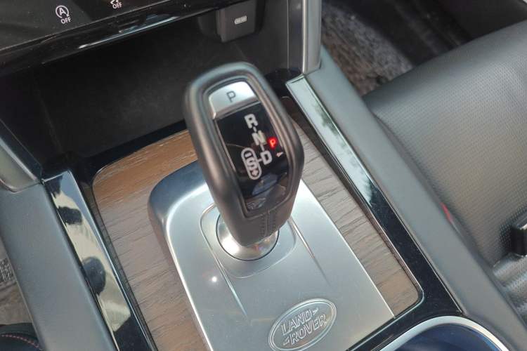 Used Land Rover Discovery Sport 2021 249 PS R-Dynamic HSE Luxury Custom Edition Gear Lever