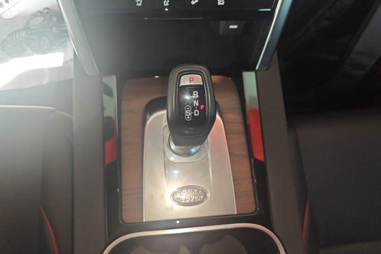 Used Land Rover Discovery Sport 2021 249 PS R-Dynamic SE Performance Tech Edition 7 Seats Gear Lever