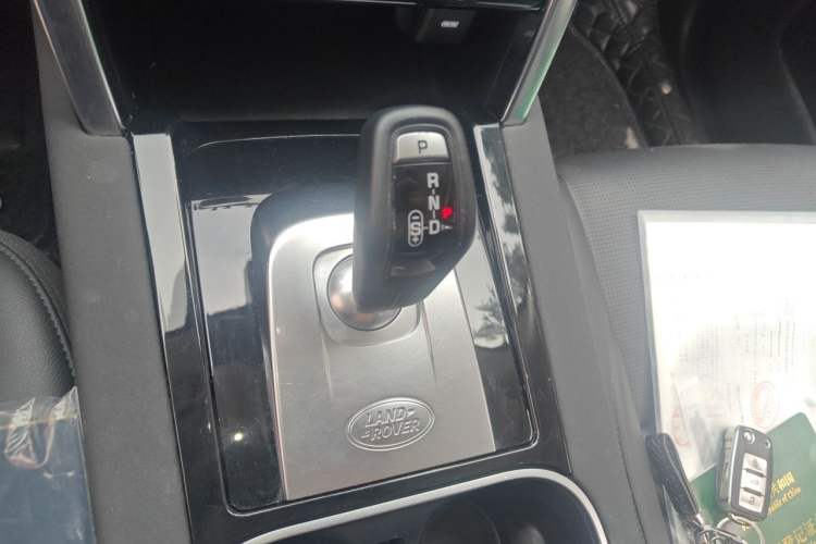 Used Land Rover Discovery Sport 2021 200 PS Family Edition Gear Lever