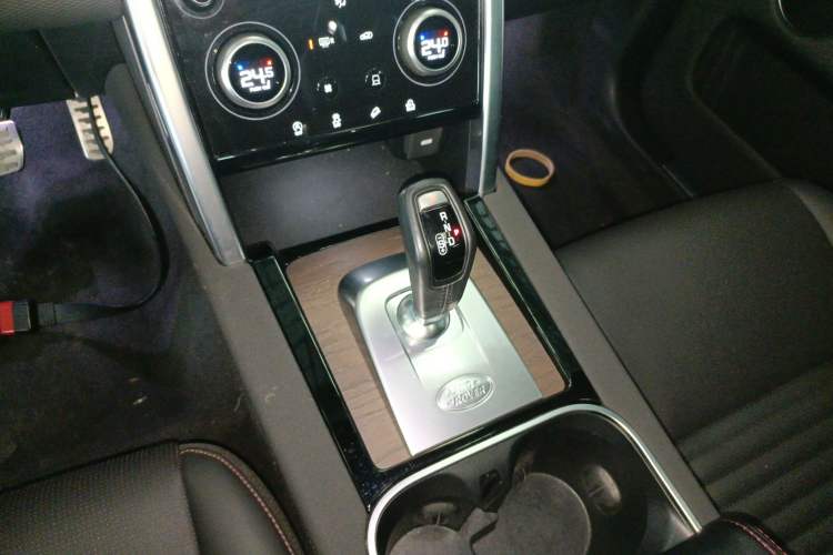Used Land Rover Discovery Sport 2021 249 PS R-Dynamic SE Performance Tech Edition 5 Seats Gear Lever