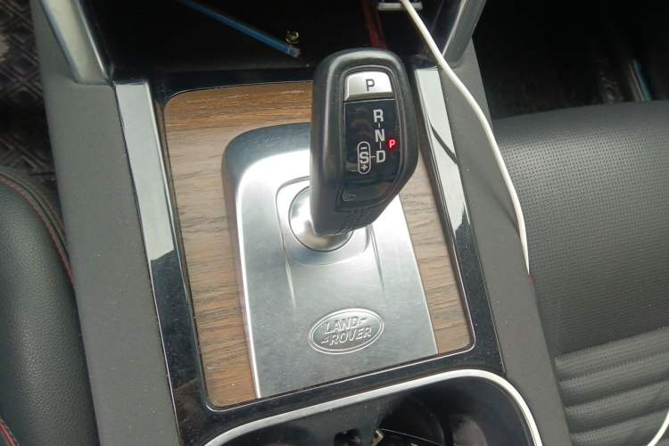 Used Land Rover Discovery Sport 2021 249 PS R-Dynamic SE Performance Tech Edition 5 Seats Gear Lever