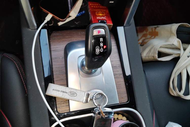 Used Land Rover Discovery Sport 2021 249 PS R-Dynamic S Performance Edition Gear Lever