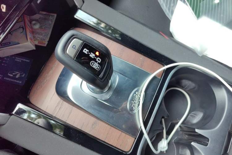 Used Land Rover Discovery Sport 2021 249 PS R-Dynamic S Performance Edition Gear Lever