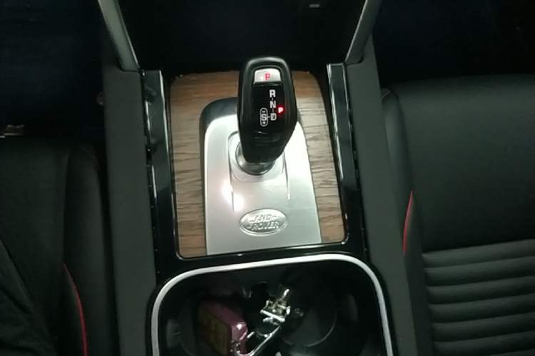 Used Land Rover Discovery Sport 2021 249 PS R-Dynamic SE Performance Tech Edition 5 Seats Gear Lever