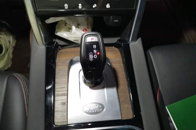 Used Land Rover Discovery Sport 2021 249 PS R-Dynamic S Performance Edition Gear Lever