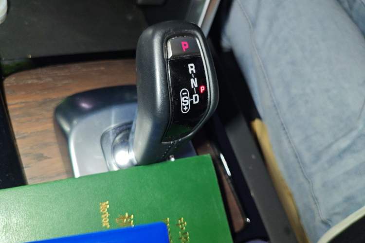 Used Land Rover Discovery Sport 2021 249 PS R-Dynamic S Performance Edition Gear Lever