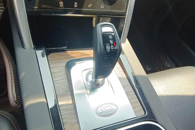 Used Land Rover Discovery Sport 2021 249 PS R-Dynamic S Performance Edition Gear Lever