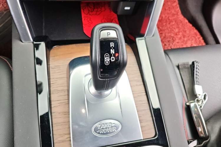 Used Land Rover Discovery Sport 2021 249 PS R-Dynamic S Performance Edition Gear Lever