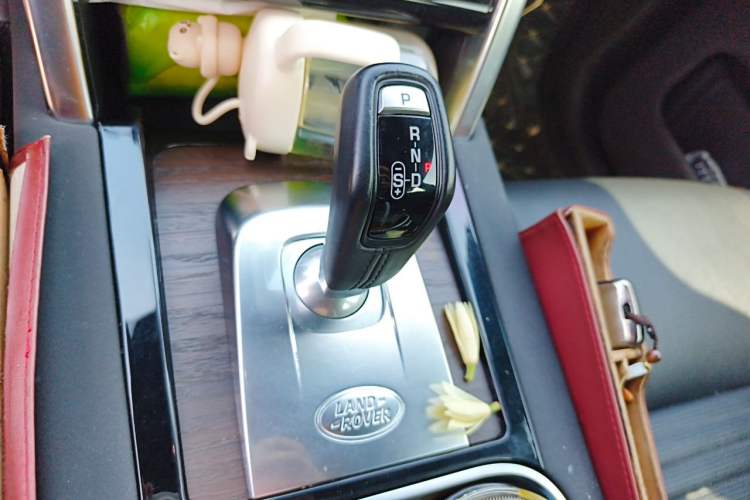 Used Land Rover Discovery Sport 2021 249 PS R-Dynamic S Performance Edition Gear Lever