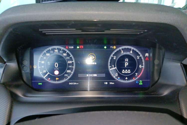 Used Land Rover Discovery Sport 2021 249 PS R-Dynamic SE Performance Tech Edition 5 Seats Instrument Cluster