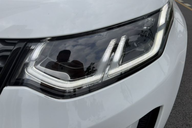 Used Land Rover Discovery Sport 2021 249 PS R-Dynamic SE Performance Tech Edition 5 Seats Left Front Headlight